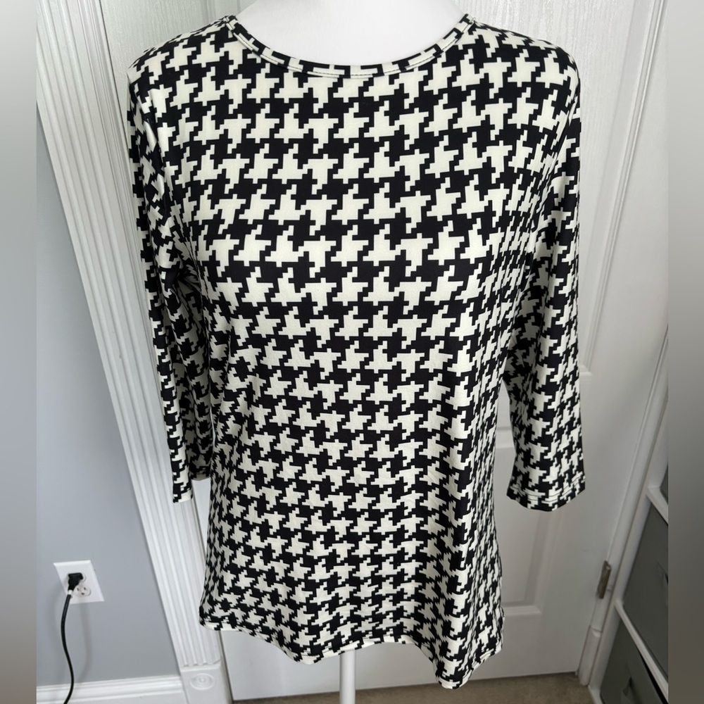 NWT Nuggles women’s medium houndstooth 3/4 sleeve top pullover